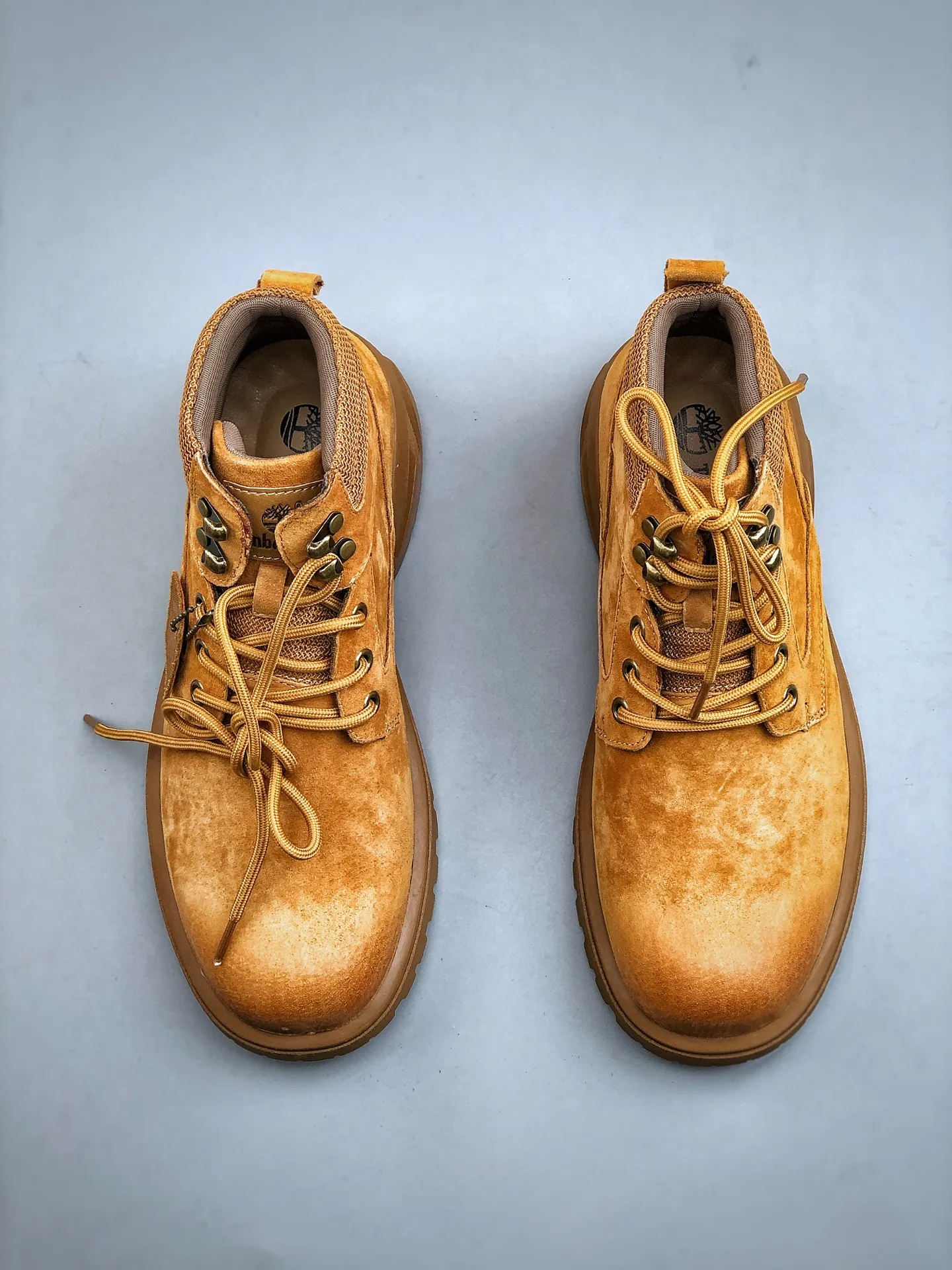 Local self-pickup 💰560 supports store release. New goods 🚀Timberland Timberland outdoor mid-top casual rhubarb boots series. Guangdong factory quality. Original box and original packaging. The fabric is made of Italian 🇮🇹 top-grade frosted fine-grained cowhide. It is paired with anti-odor and anti-corrosion genuine leather latex insoles to give you a perfect wearing experience. High-quality and durable. A must-have for sportsmen. Specially designed to handle handsomeness. High-quality and first-class foot feel. Size: 38-44 (leather shoe size)